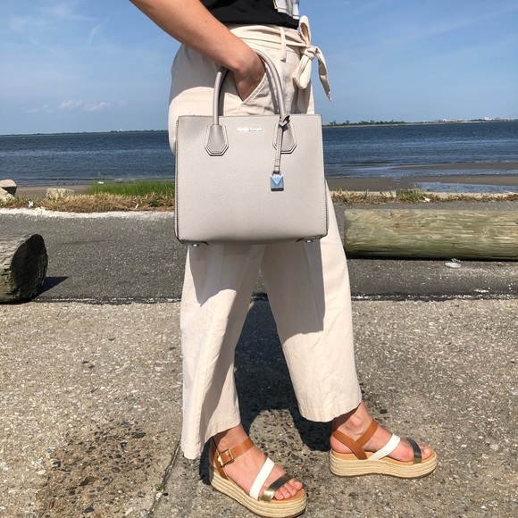 🎁Michael Kors Mercer Accordion Pebble Leather Tote - Picture 9 of 11